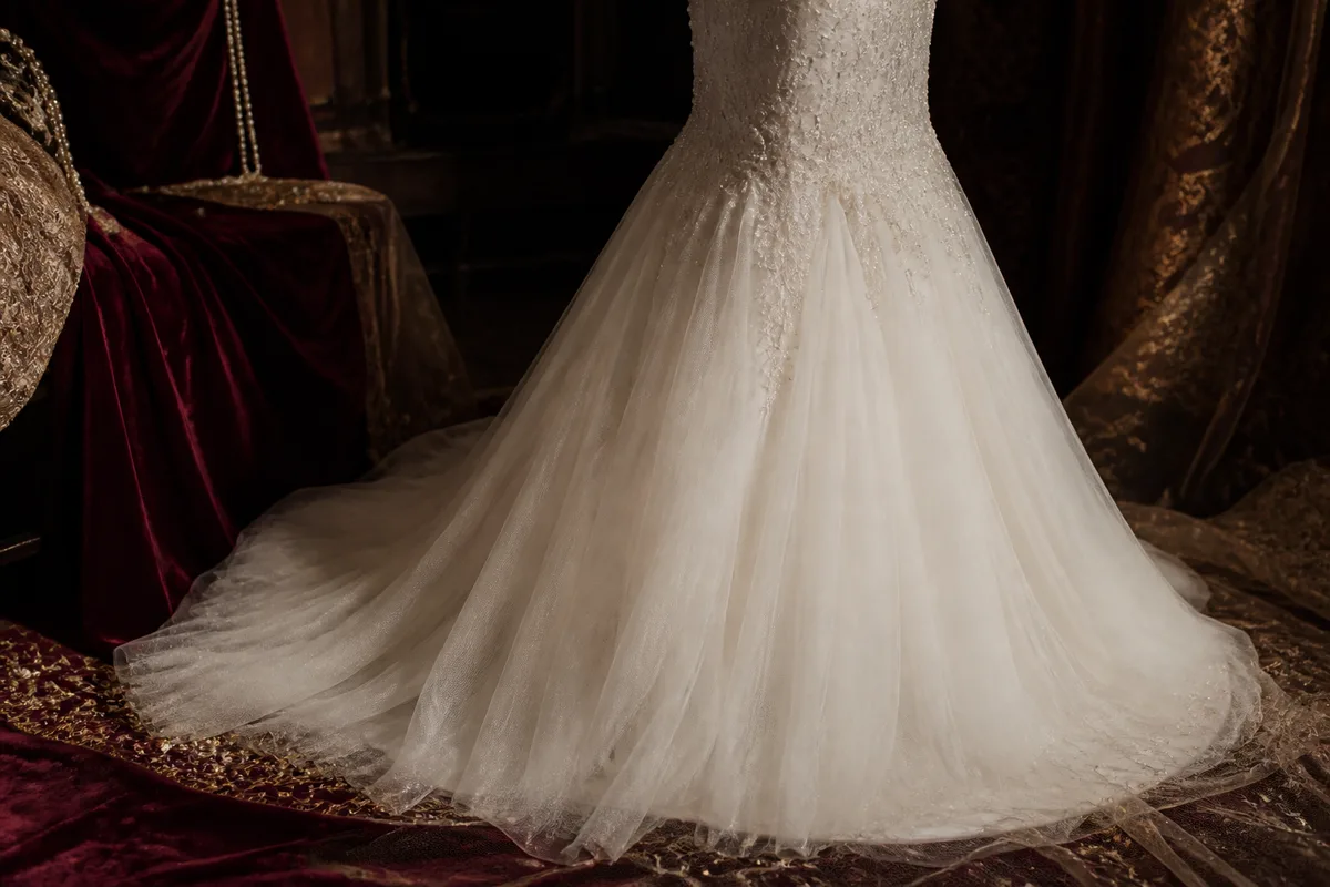 Détail du bas d’une robe sirène, évasement en tulle à partir des genoux
